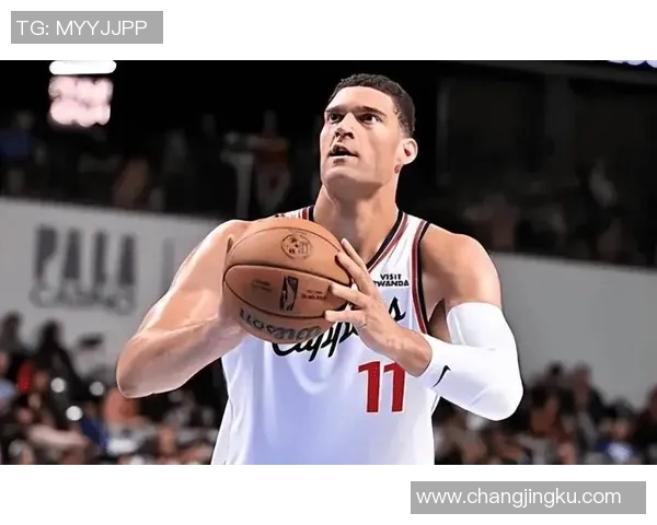 布鲁克洛佩斯:从篮坛巨星到球队支柱的传奇之路 布鲁克洛佩斯:从篮坛巨星到球队支柱的传奇之路